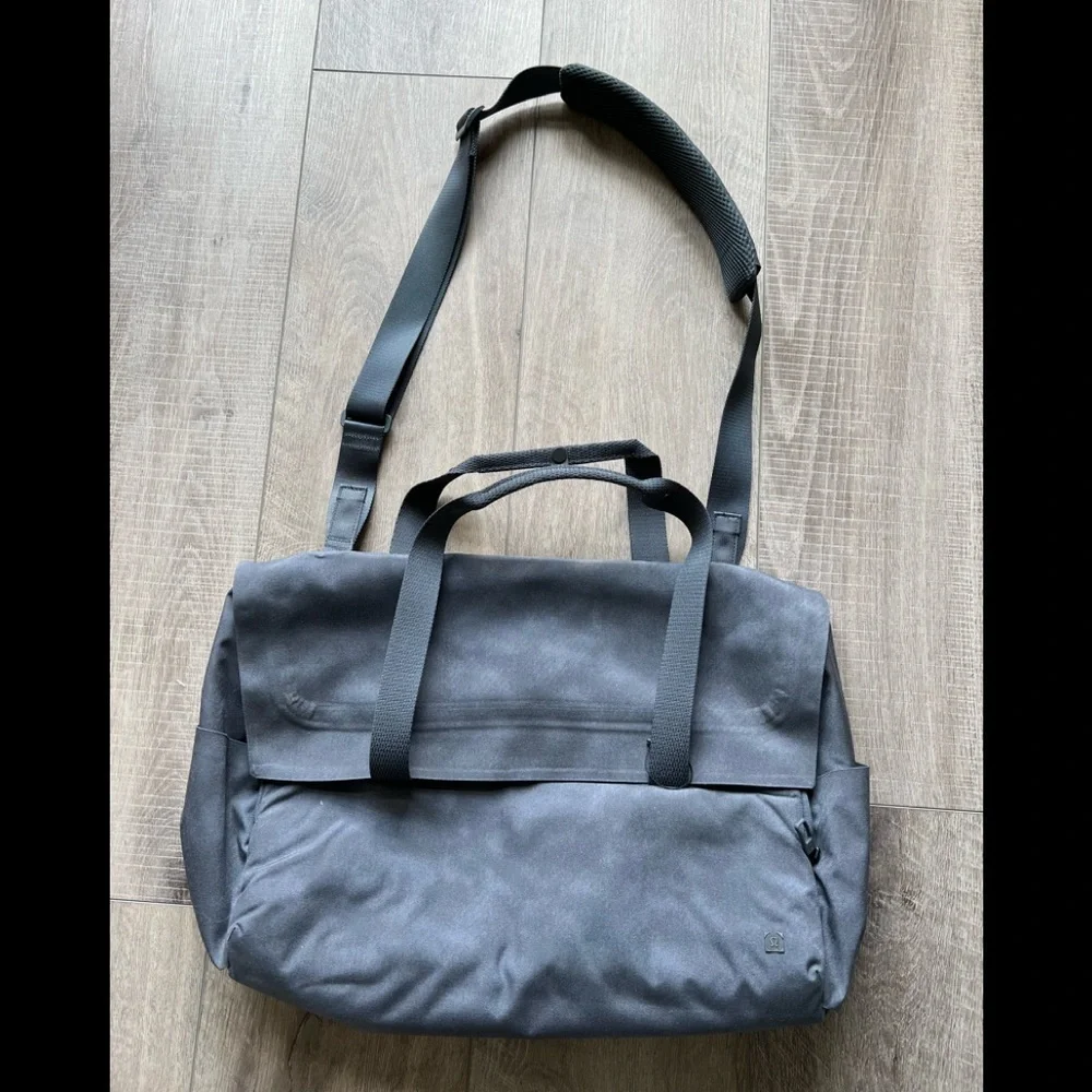 Lululemon Early Embark Duffel Bag in Gray